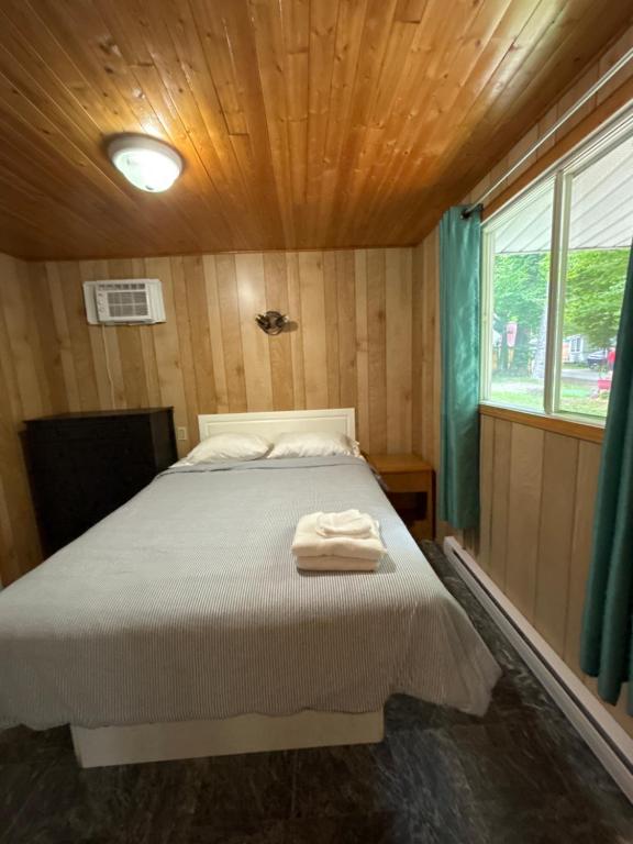 Postel nebo postele na pokoji v ubytování Camping Chalets Lac St-Augustin