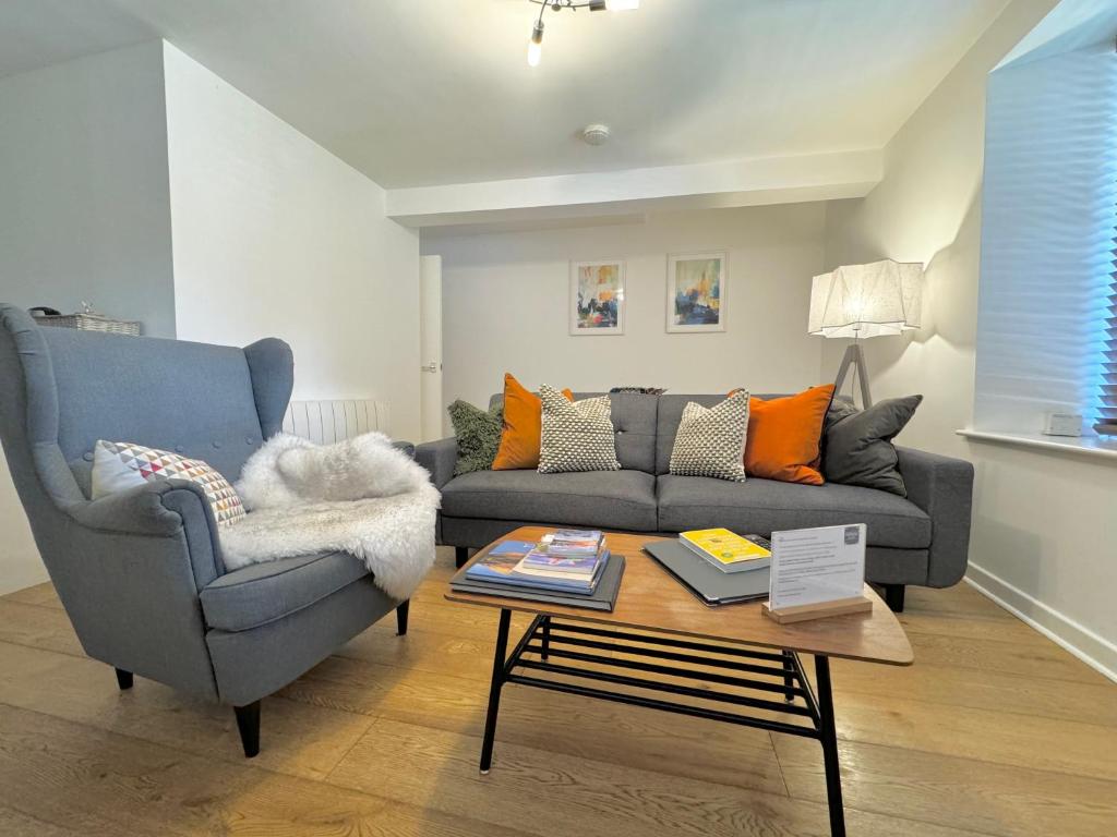 Una sala de estar con un sofá y una mesa de café. en Nordic Suites Apartments, Ulverston, en Ulverston