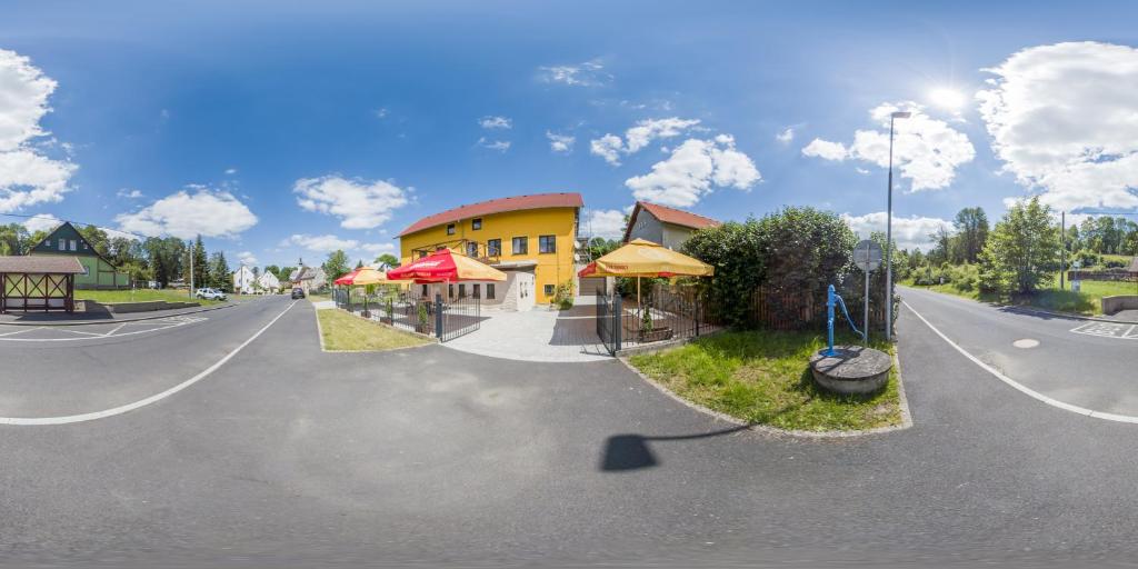 rysowanie ulicy z budynkami i parasolami w obiekcie Apartmány-Zámecká restaurace w mieście Jindřichovice