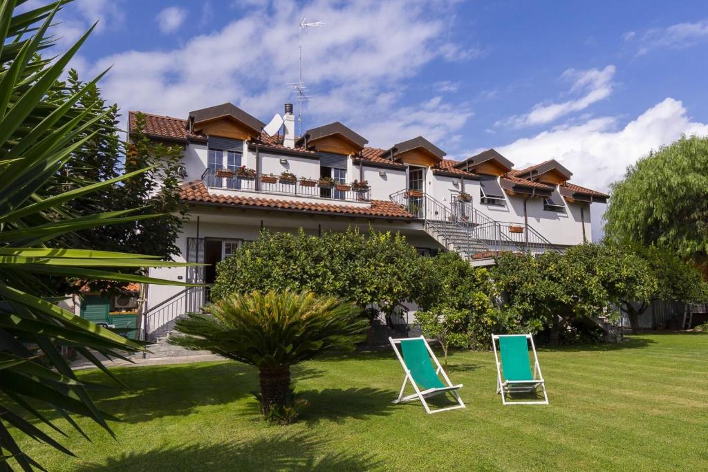 Vonkajšia záhrada v ubytovaní La Casetta Sull'Albero 900m from the sea - Happy Rentals
