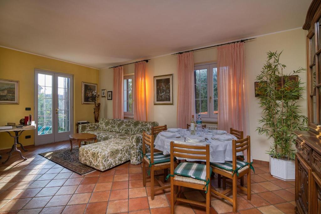Posedenie v ubytovaní La Casetta Sull'Albero 900m from the sea - Happy Rentals