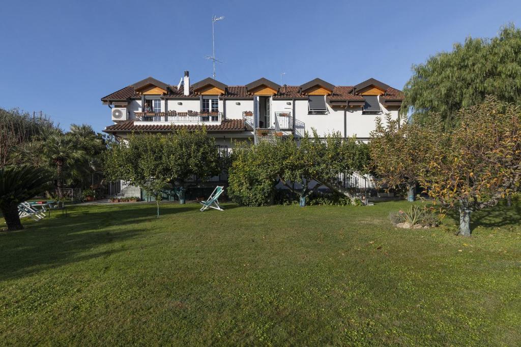 Vonkajšia záhrada v ubytovaní La Casetta Sull'Albero 900m from the sea - Happy Rentals