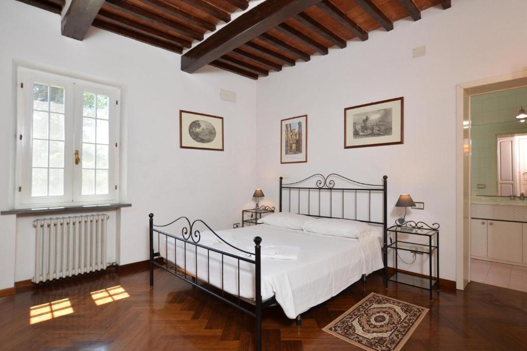 Łóżko lub łóżka w pokoju w obiekcie Tenuta Santa Colomba - Happy Rentals