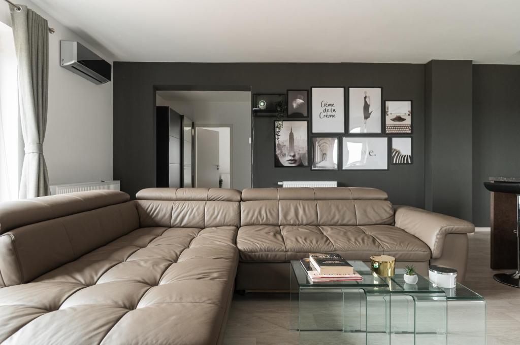 Curated visual reference: Visual Reference: Skylark Tokyo Penthouse With Jacuzzi Movie Theater Panoramic View
