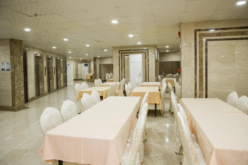 Restaurace v ubytování Mahd Al Resala 3 Hotel - فندق مهد الرسالة 3
