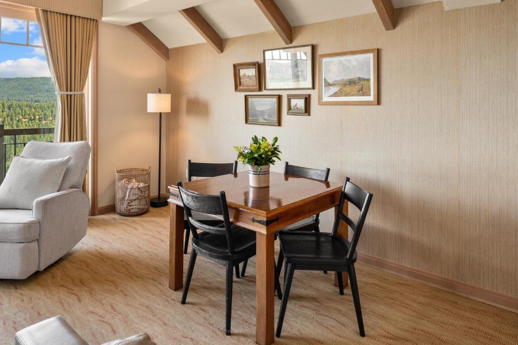 Posezení v ubytování Suncadia Penthouse with Mountain and River Views!