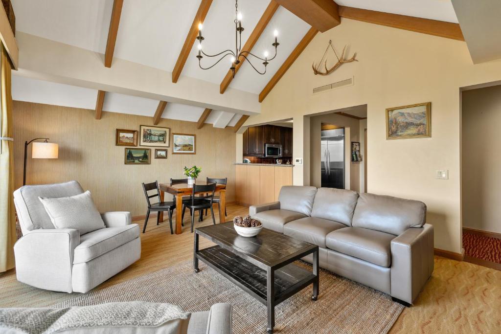 Posezení v ubytování Suncadia Penthouse with Mountain and River Views!