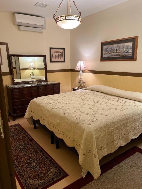 Historic Capitol Hotel Vacation Suites Downtown客房内的一张或多张床位
