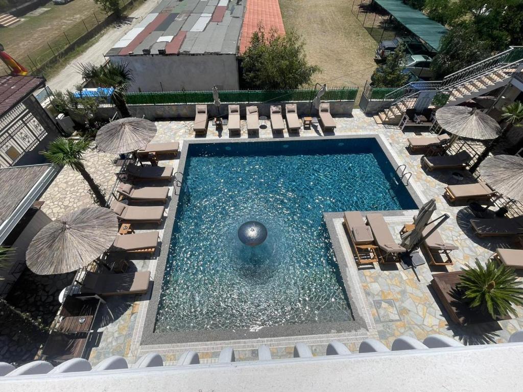 Bazén v ubytování Hotel Laura nebo v jeho okolí