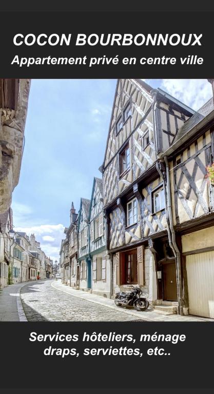 une image d'un vieux bâtiment dans une rue de la ville dans l'établissement Le cocon Bourbonnoux, à Bourges