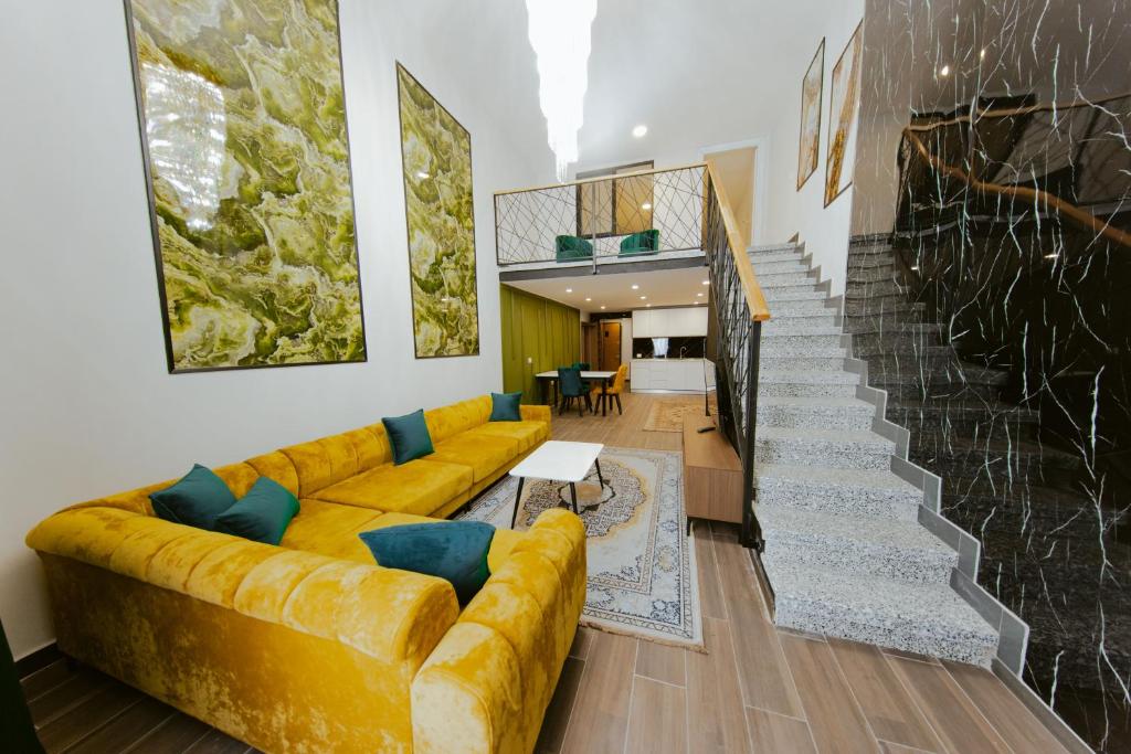 Een zitgedeelte bij Andor Luxury Hotel & Duplex