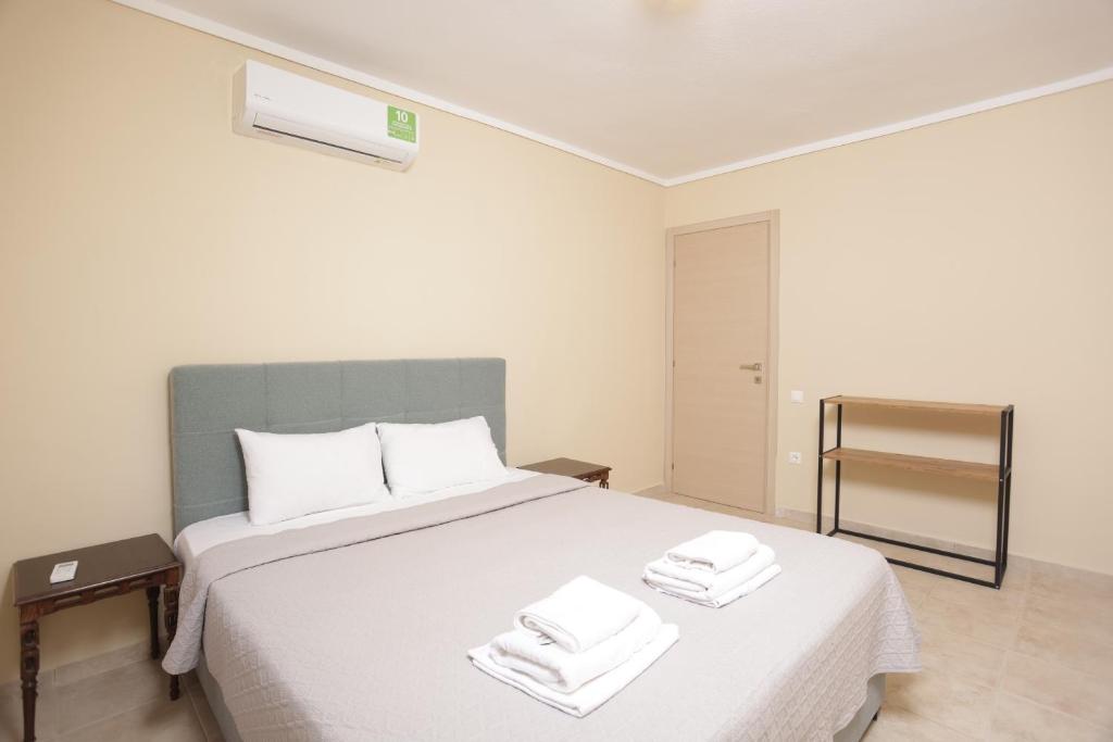 Postel nebo postele na pokoji v ubytování Toroneos Sea Side Villa