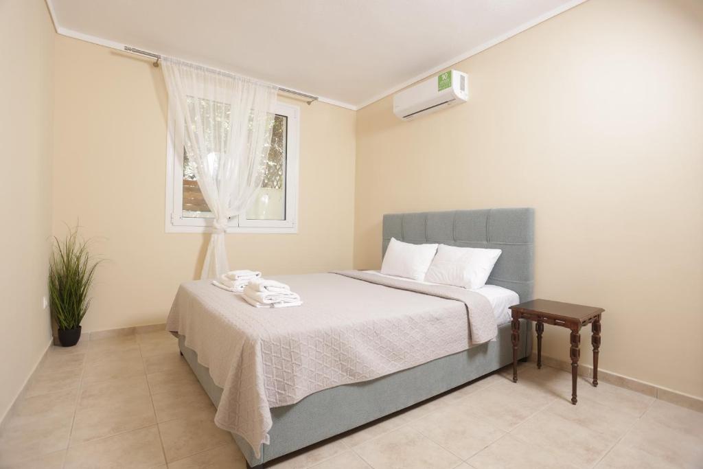 Postel nebo postele na pokoji v ubytování Toroneos Sea Side Villa
