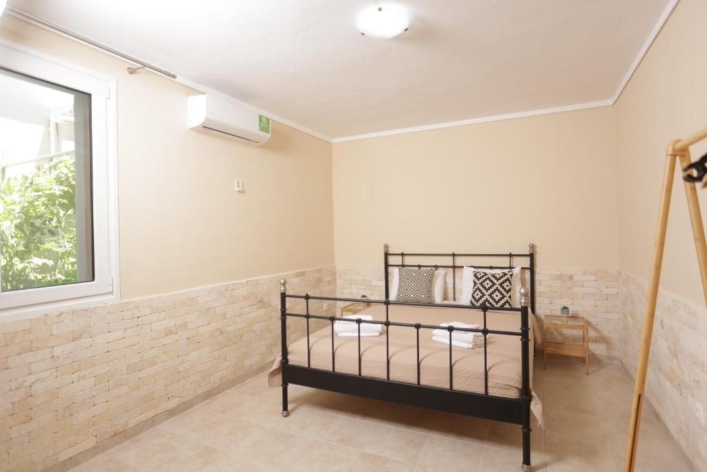 Postel nebo postele na pokoji v ubytování Toroneos Sea Side Villa