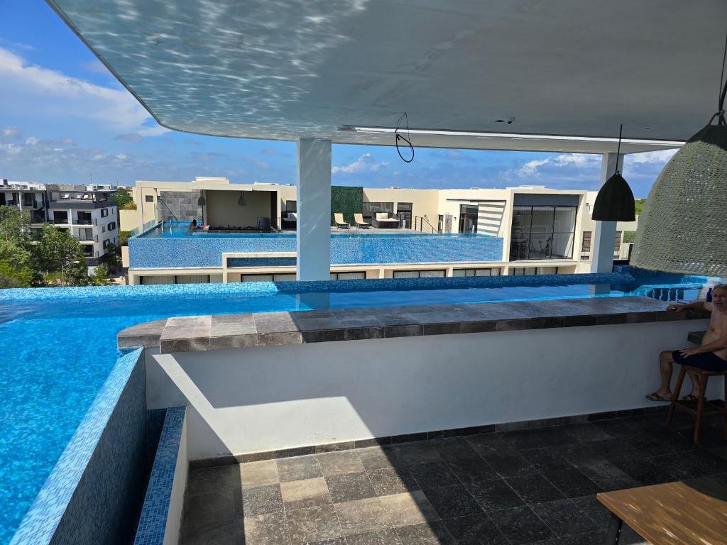 vista sulla piscina dal tetto di un edificio di Cozy Studio Aldea Zama Tulum WIFI Alberca a Tulum