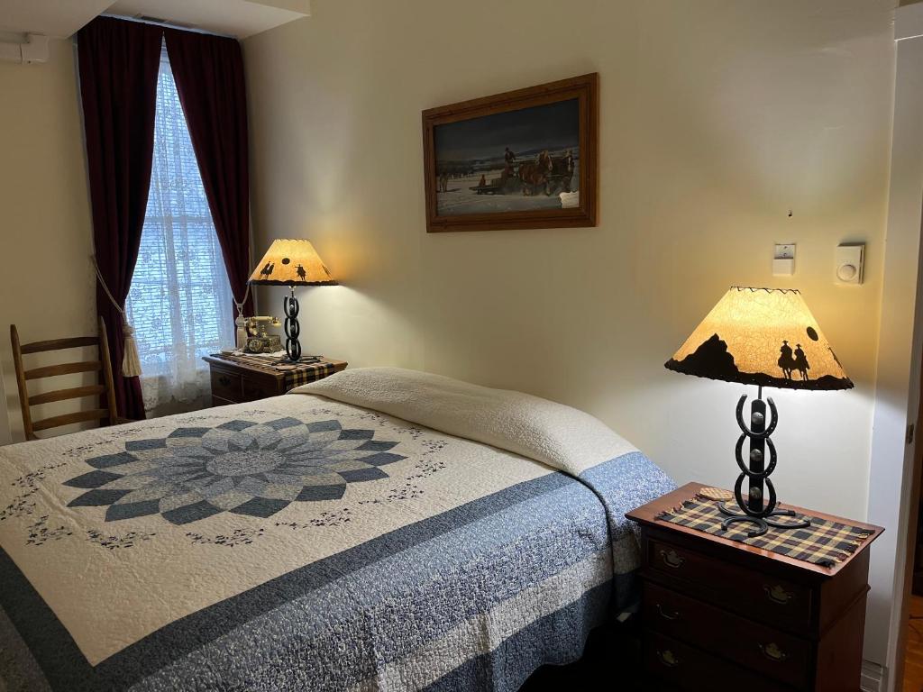Historic Capitol Hotel Vacation Suites Downtown客房内的一张或多张床位