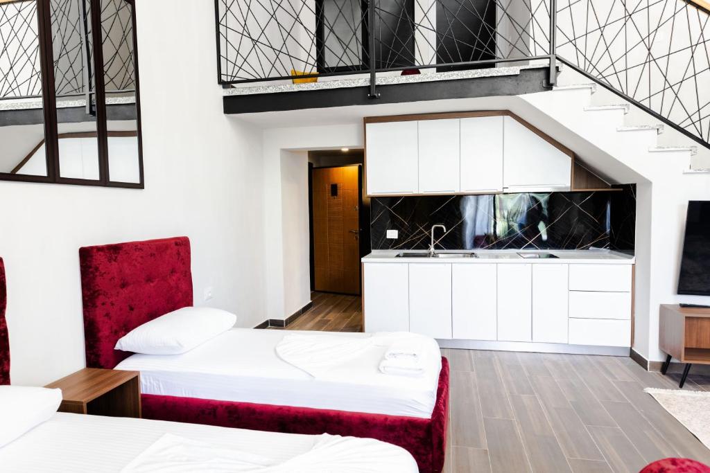 Een bed of bedden in een kamer bij Andor Luxury Hotel & Duplex