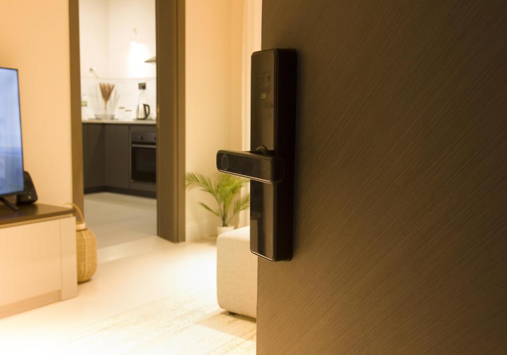 TV a/nebo společenská místnost v ubytování Modern Luxurious 1BR, Penthouse BLISS