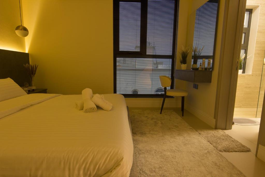 Postel nebo postele na pokoji v ubytování Modern Luxurious 1BR, Penthouse BLISS