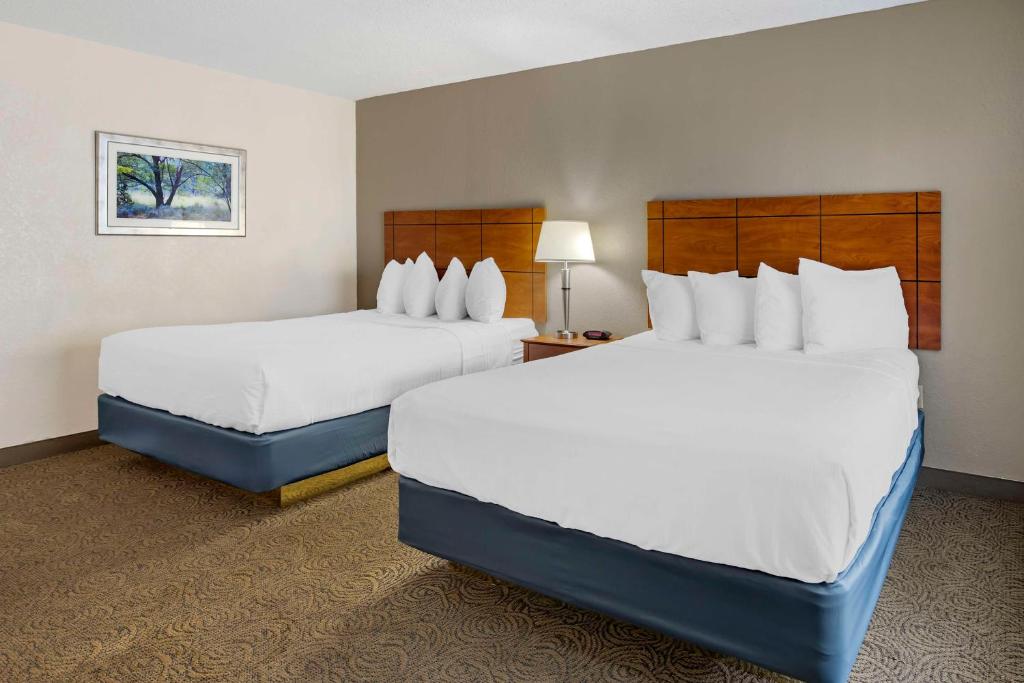 Best Western Thunderbird Motel - Two Queen Room / Non Smoking