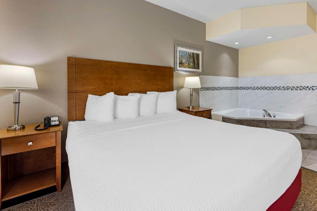 Best Western Thunderbird Motel - King Suite With Jetted Tub / Non-Smoking