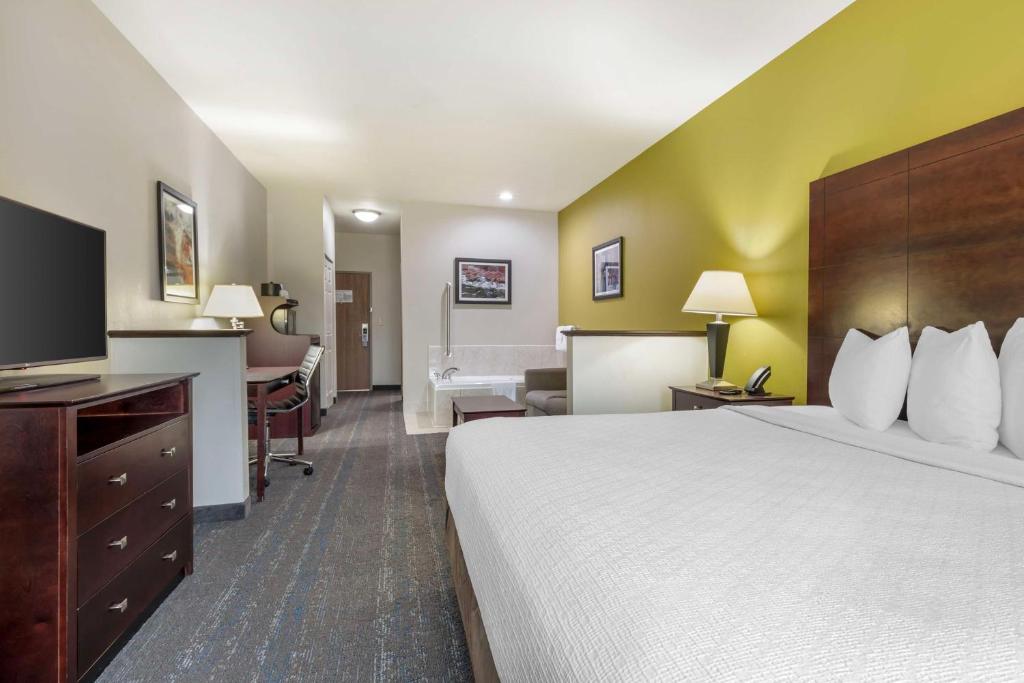 Best Western Plus Mansfield Inn & Suites - King Room With Spa Bath - Non-Smoking