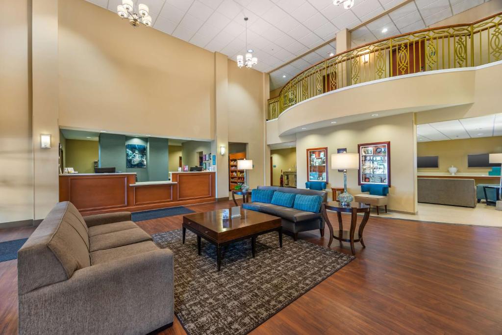 Uma área de estar em Best Western Plus Tuscumbia/Muscle Shoals Hotel & Suites