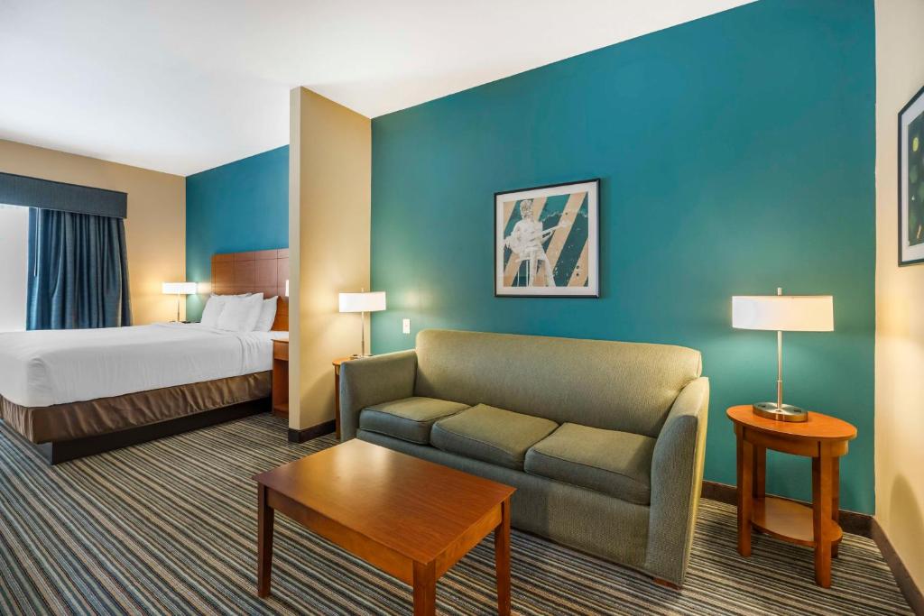 Cama ou camas em um quarto em Best Western Plus Tuscumbia/Muscle Shoals Hotel & Suites