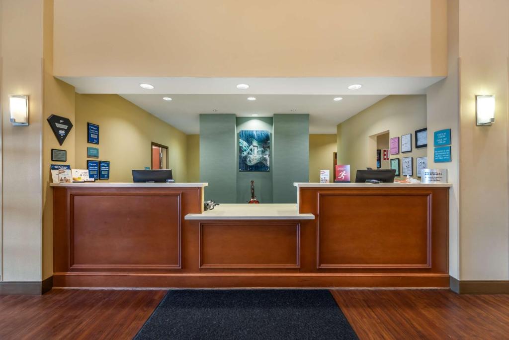 O saguão ou recepção de Best Western Plus Tuscumbia/Muscle Shoals Hotel & Suites