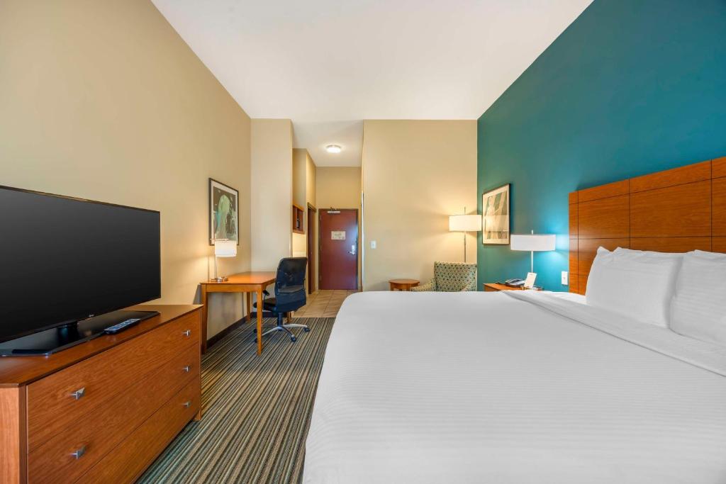 Uma TV ou centro de entretenimento em Best Western Plus Tuscumbia/Muscle Shoals Hotel & Suites