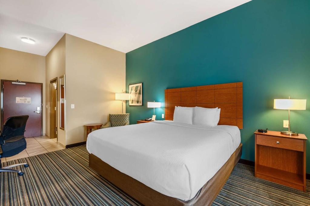 Cama ou camas em um quarto em Best Western Plus Tuscumbia/Muscle Shoals Hotel & Suites