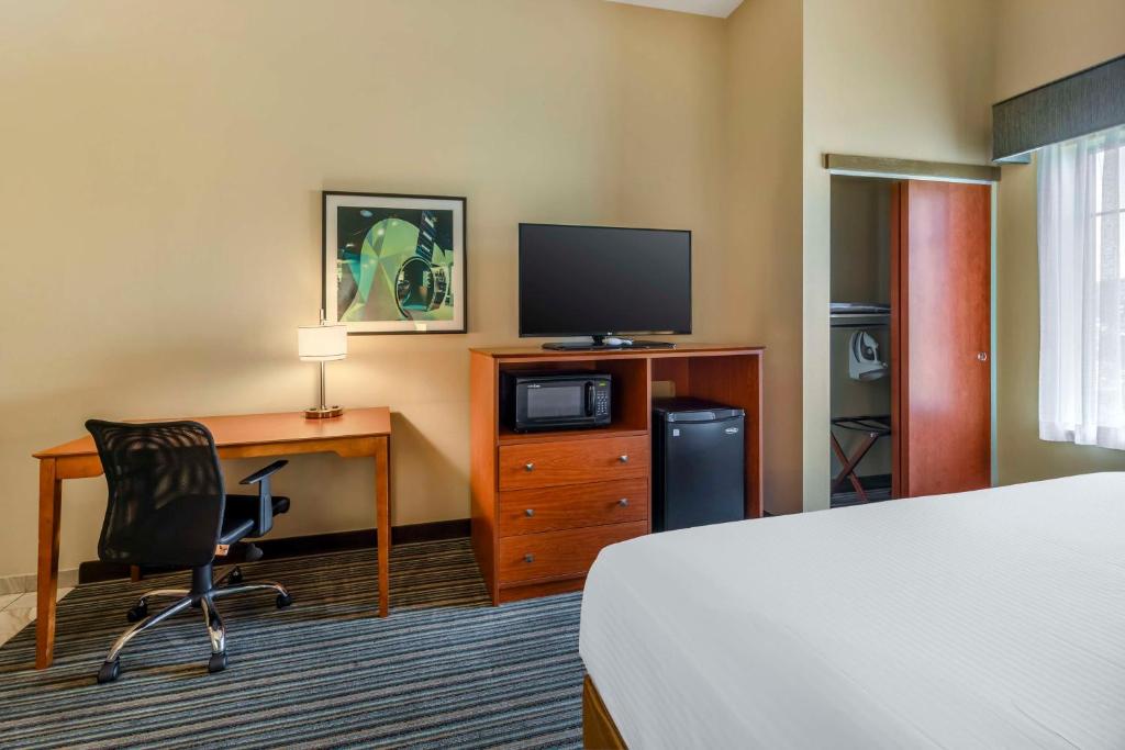 Uma TV ou centro de entretenimento em Best Western Plus Tuscumbia/Muscle Shoals Hotel & Suites