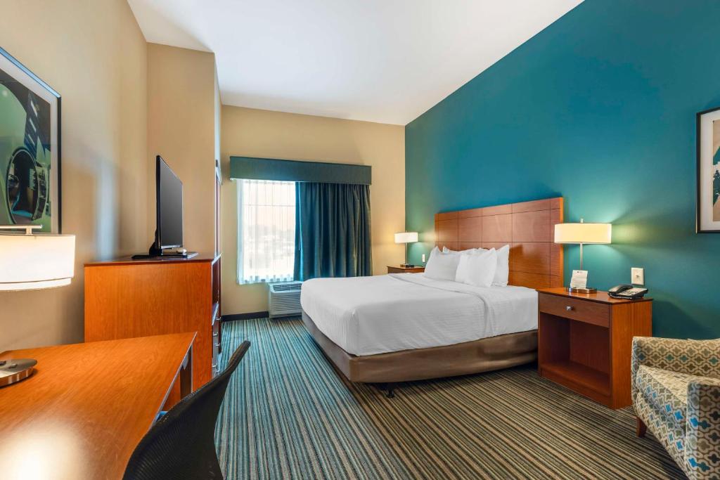 Uma TV ou centro de entretenimento em Best Western Plus Tuscumbia/Muscle Shoals Hotel & Suites