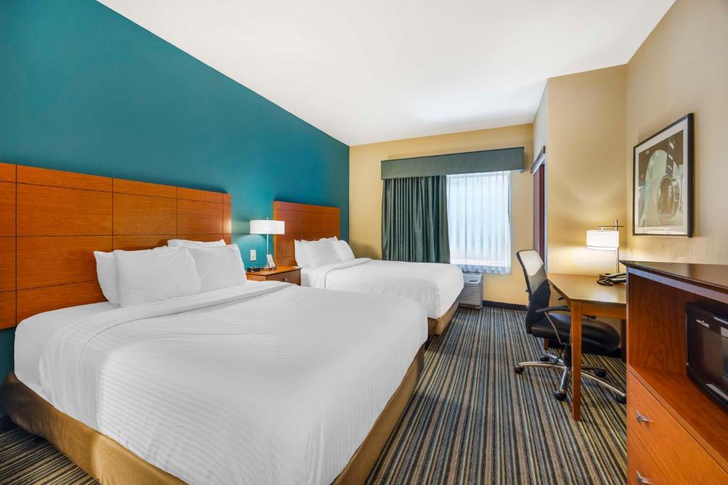 Cama ou camas em um quarto em Best Western Plus Tuscumbia/Muscle Shoals Hotel & Suites