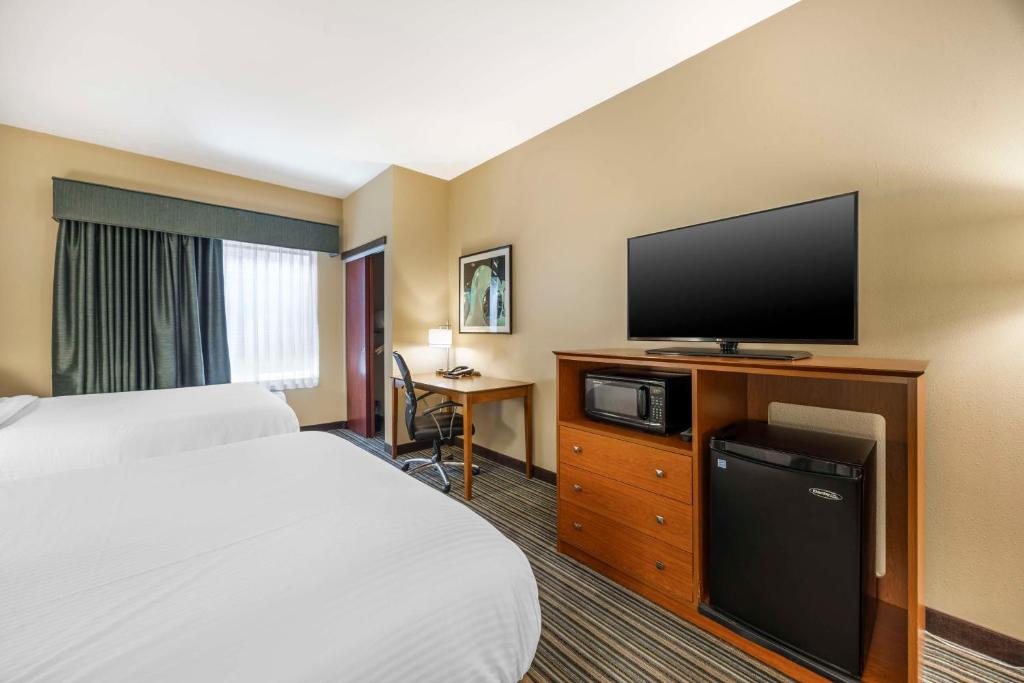 Uma TV ou centro de entretenimento em Best Western Plus Tuscumbia/Muscle Shoals Hotel & Suites