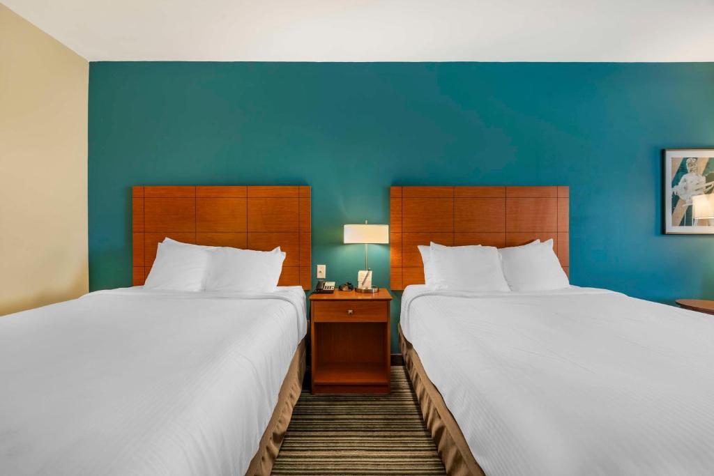 Cama ou camas em um quarto em Best Western Plus Tuscumbia/Muscle Shoals Hotel & Suites