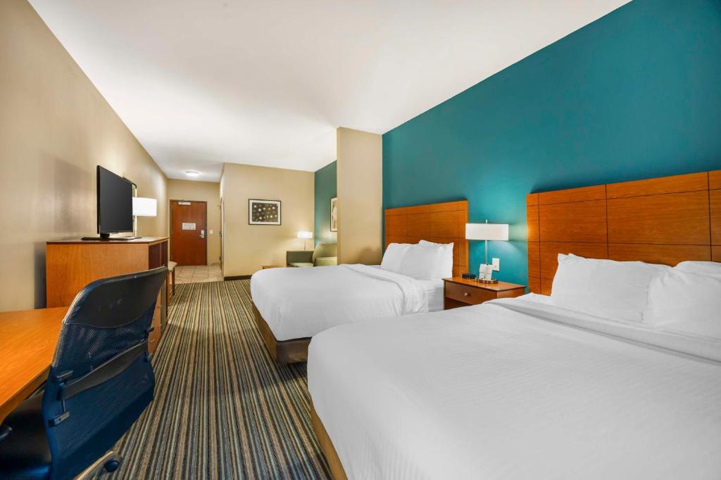 Cama ou camas em um quarto em Best Western Plus Tuscumbia/Muscle Shoals Hotel & Suites