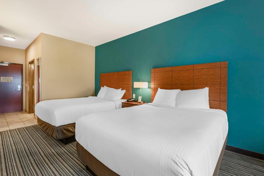 Cama ou camas em um quarto em Best Western Plus Tuscumbia/Muscle Shoals Hotel & Suites