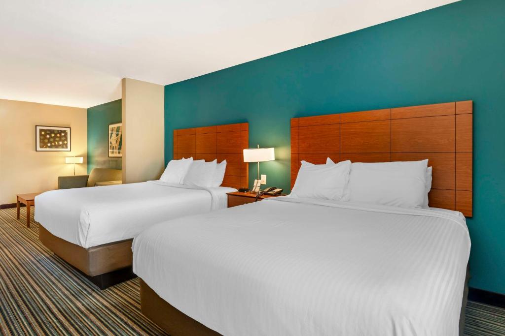 Cama ou camas em um quarto em Best Western Plus Tuscumbia/Muscle Shoals Hotel & Suites