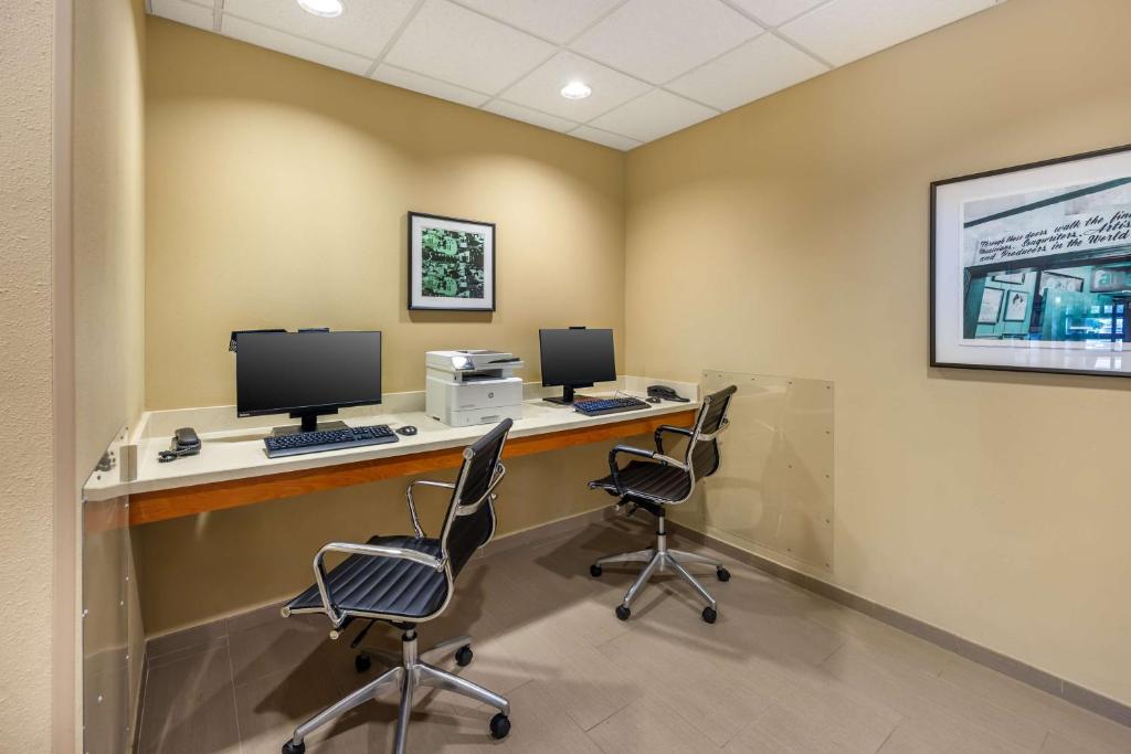 Área de negócios e/ou sala de conferências em Best Western Plus Tuscumbia/Muscle Shoals Hotel & Suites