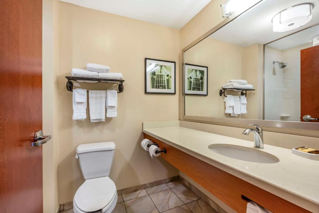 Um banheiro em Best Western Plus Tuscumbia/Muscle Shoals Hotel & Suites