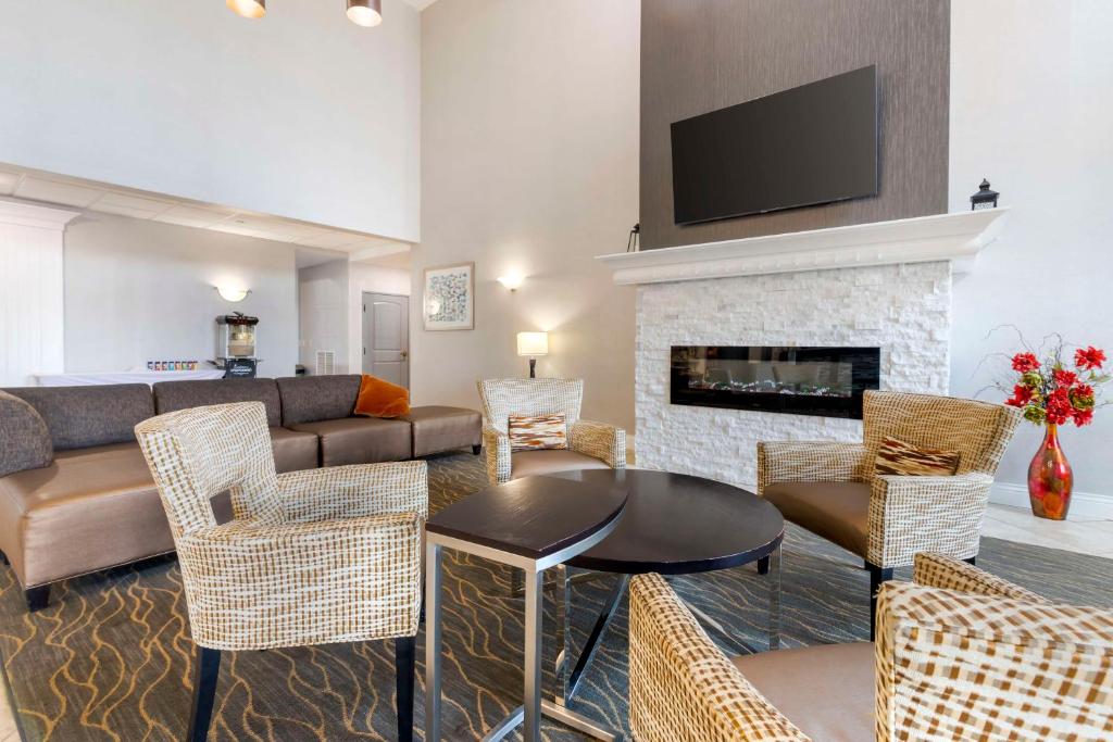 Posezení v ubytování Best Western Plus Appleton Airport Mall Hotel