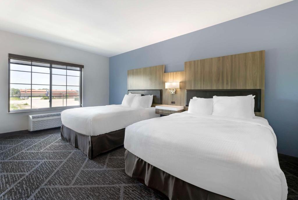 Postel nebo postele na pokoji v ubytování Best Western Plus Appleton Airport Mall Hotel