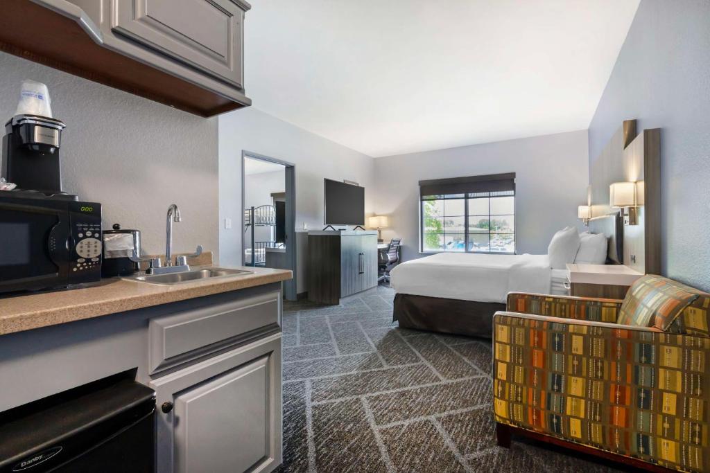 Kuchyň nebo kuchyňský kout v ubytování Best Western Plus Appleton Airport Mall Hotel