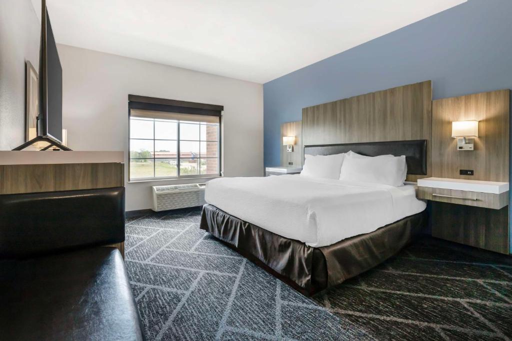 Postel nebo postele na pokoji v ubytování Best Western Plus Appleton Airport Mall Hotel