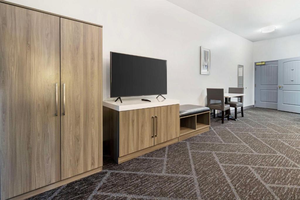 TV a/nebo společenská místnost v ubytování Best Western Plus Appleton Airport Mall Hotel
