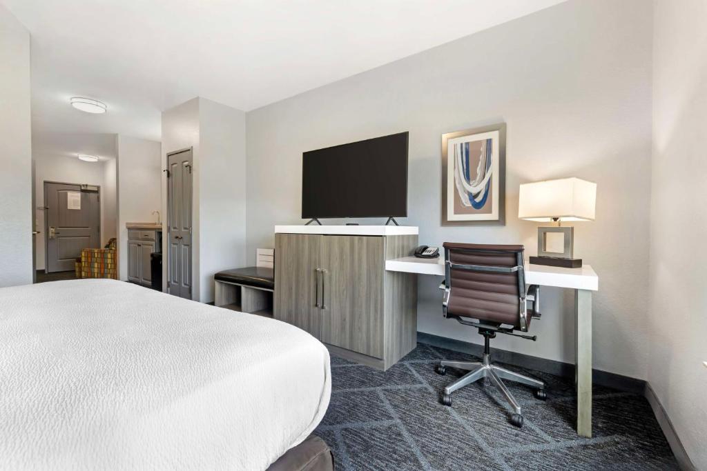 TV a/nebo společenská místnost v ubytování Best Western Plus Appleton Airport Mall Hotel