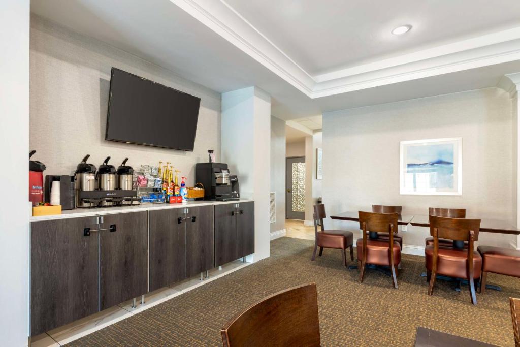 Nápoje v ubytování Best Western Plus Appleton Airport Mall Hotel