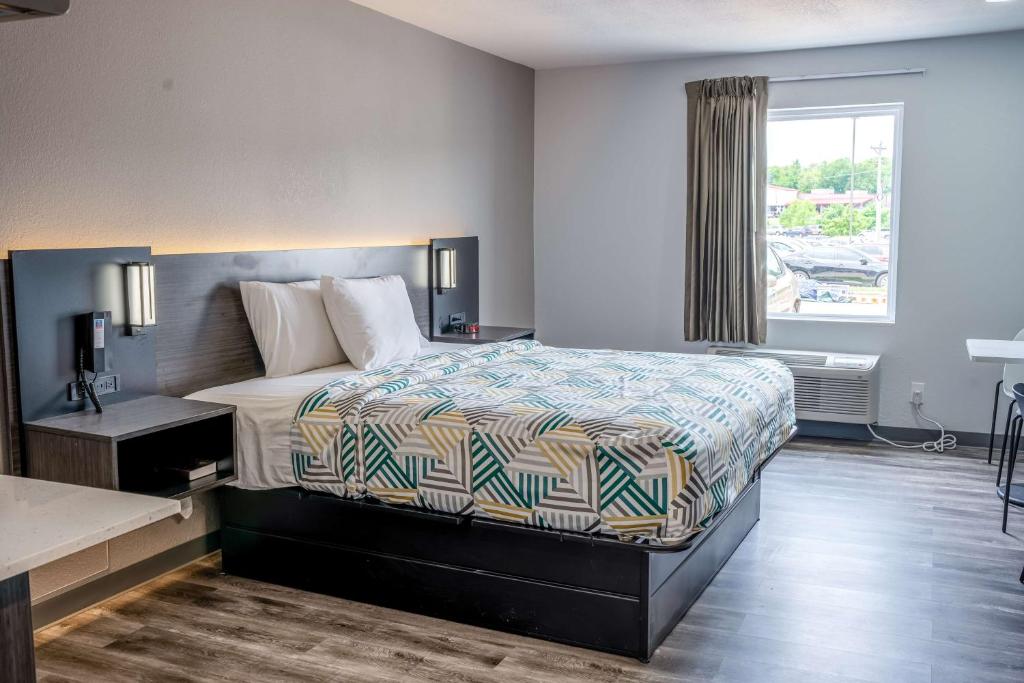 Una habitación de hotel con una cama y una ventana. en Studio 6 Claremore OK, en Claremore