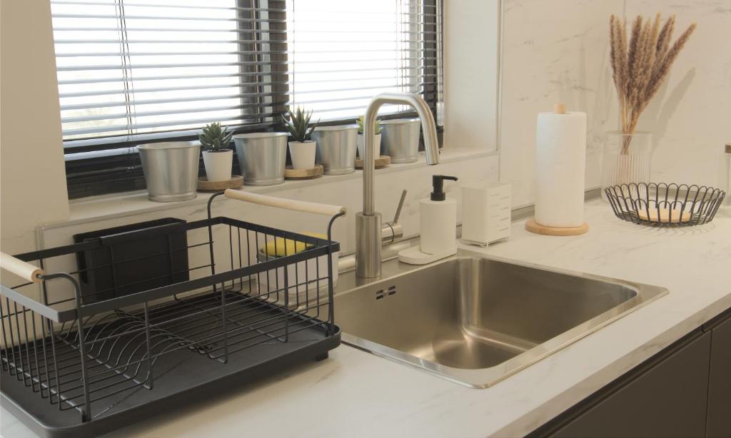Kuchyň nebo kuchyňský kout v ubytování Modern Luxurious 1BR, Penthouse BLISS
